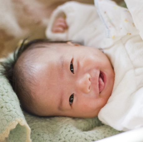 赤ちゃんが笑っている写真