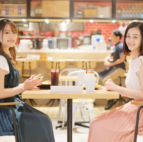 女性3人がランチをする写真