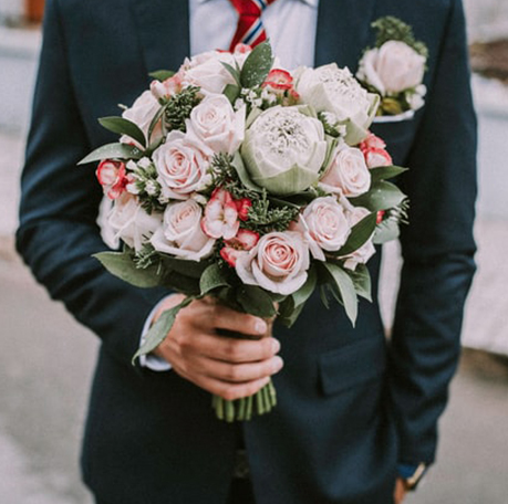 男性が花束を持っている写真